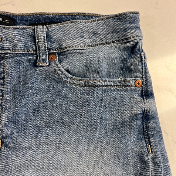 Banana Republic light blue premium denim mid-rise jean shorts - Picture 5 of 9